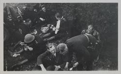 Måltid på Stiklestad prestegårds gårdstun i 1934