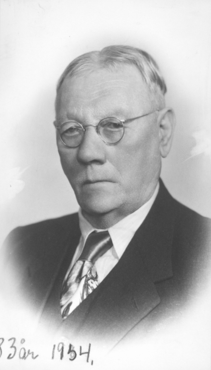 Album med portrettbilder. Albumet har tilhørt Aksel Konrad Mikkola og hans hustru Kathinka Marie, f. Mikkelsen. Det er nå i Solbjørg Mikkolas eie. Navnene til de portretterte er for en stor del ukjente, men mange er fra Neiden og Sør-Varanger. Kathinka kom opprinnelig fra Lofoten, og en del av bildene viser hennes familie i Nordland