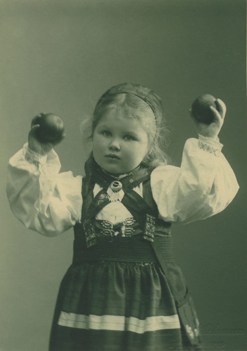 Porträtt av Britta Sköld, Hedemora. Pigmentfotografi (pigmenttryck). 1905.