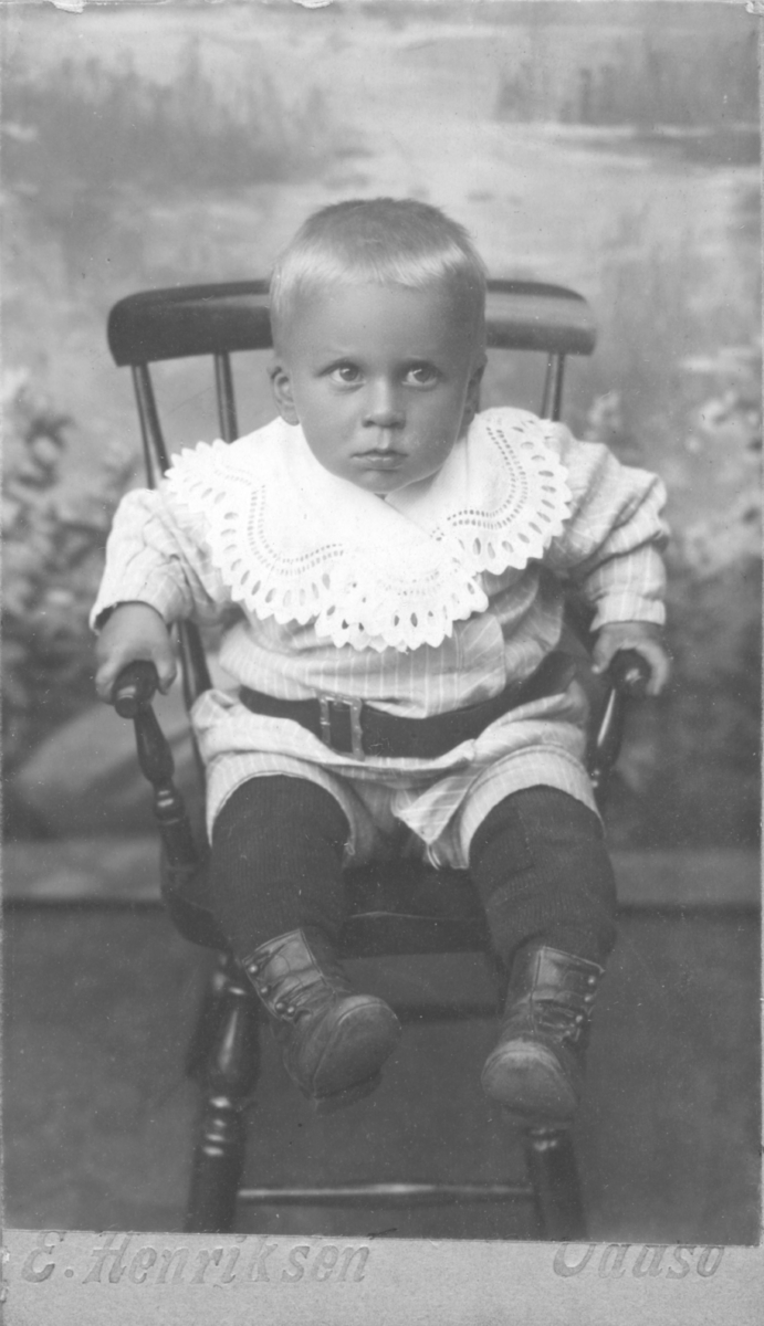 Album med portrettbilder. Albumet har tilhørt Aksel Konrad Mikkola og hans hustru Kathinka Marie, f. Mikkelsen. Det er nå i Solbjørg Mikkolas eie. Navnene til de portretterte er for en stor del ukjente, men mange er fra Neiden og Sør-Varanger. Kathinka kom opprinnelig fra Lofoten, og en del av bildene viser hennes familie i Nordland