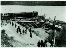 Gulsvik brygge og jernbanevogner.