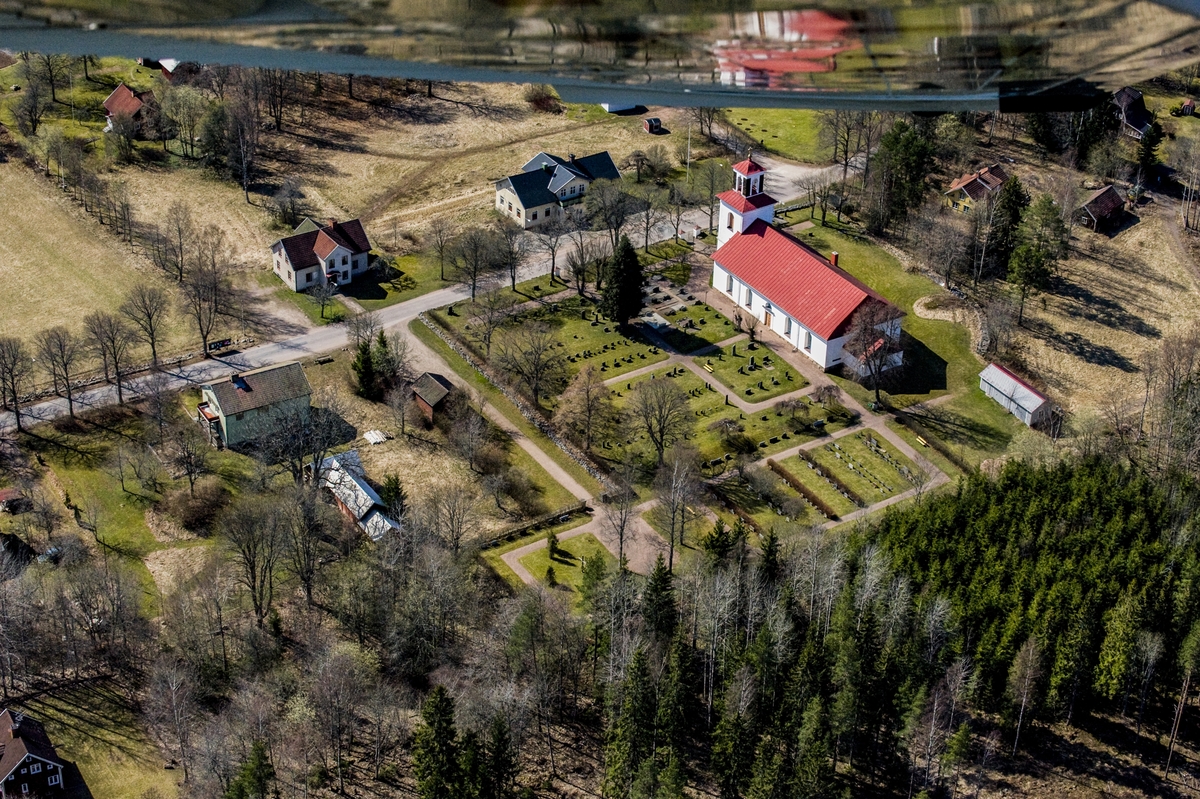 Flygfoto över Kråkshults kyrka i Eksjö kommun.