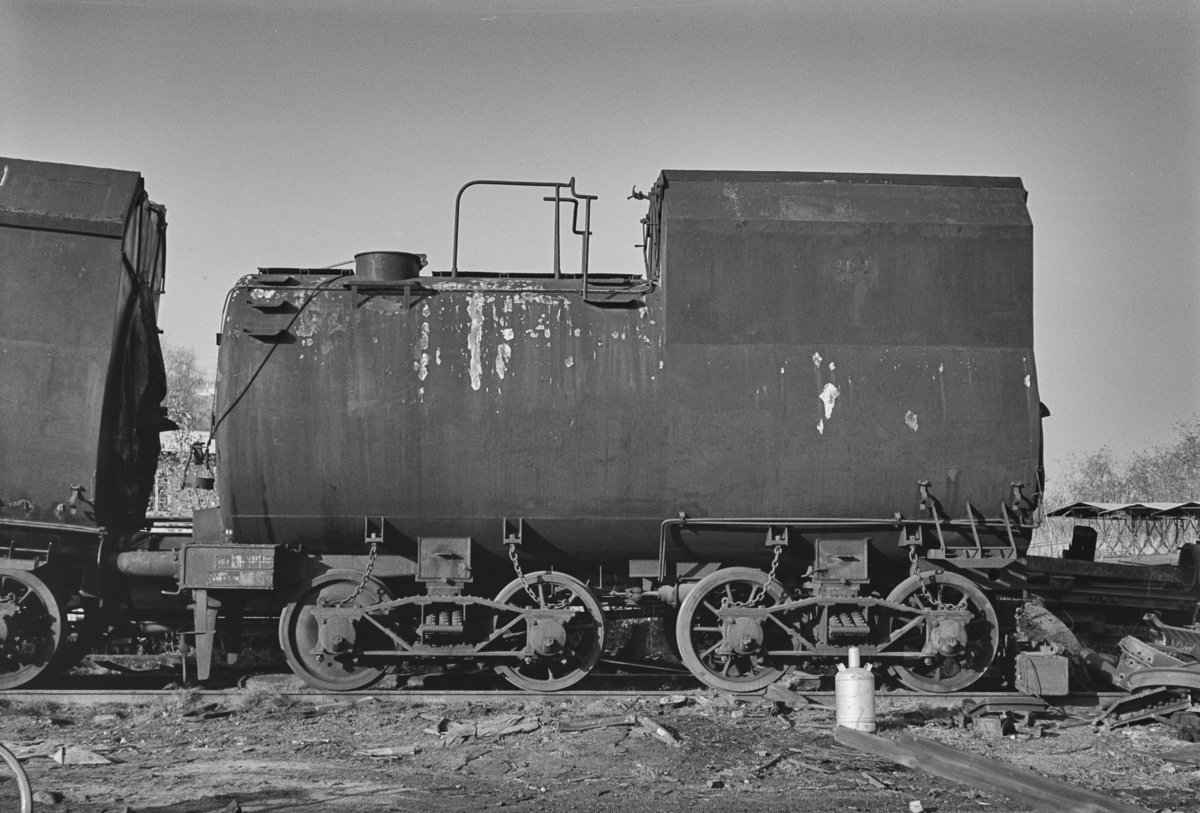 Tenderen til damplokomotiv type 49a nr. 464 Dovregubben til opphugging på Stavne ved Trondheim.