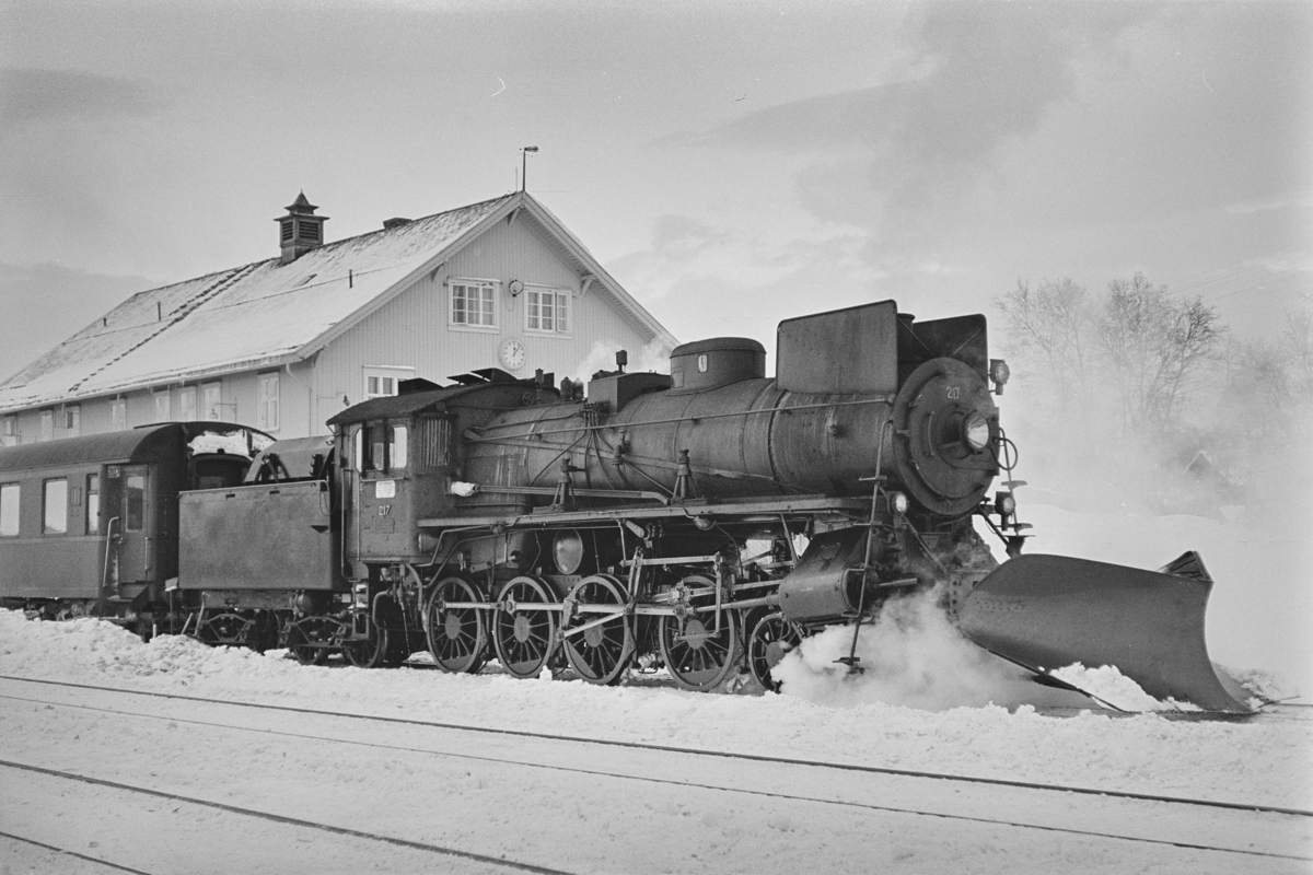 Dagtoget fra Trondheim til Oslo Ø, tog 302, på Røros stasjon. Toget trekkes av damplokomotiv type 26a nr. 217.
