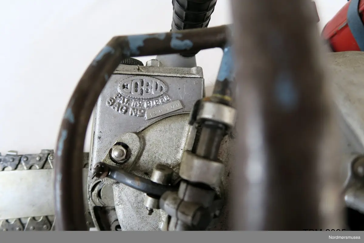 Jobu Junior (?) er ei kjedesag med åpen motor og drivstofftank.
10 kg tung.