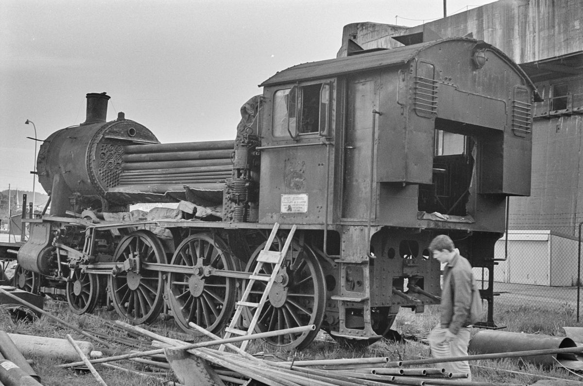 Utrangert damplokomotiv type 30a nr. 272 under opphugging på Nyhavna i Trondheim.