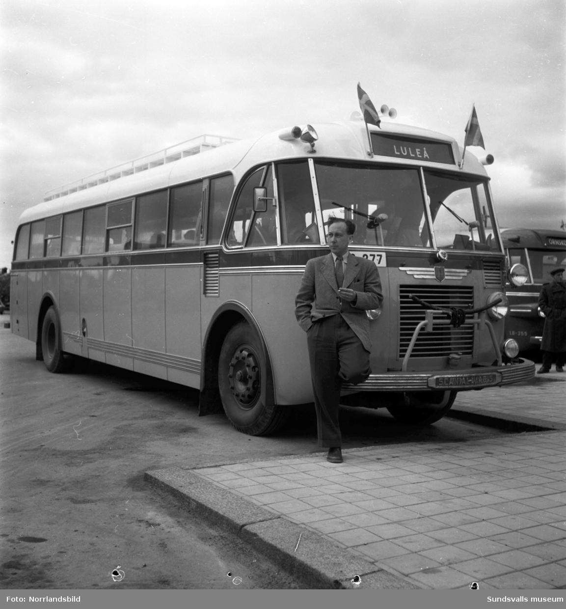 Premiär för bussturen Sundsvall-Luleå. Chaufför och passagerare är redo för avfärd från Sundsvalls busstation.