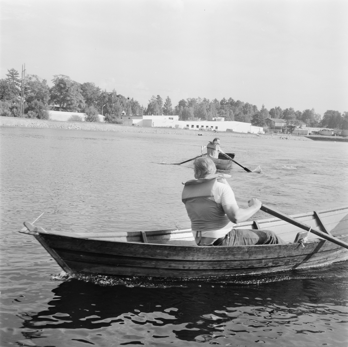 Midsommarfirande, män i roddbåtar, Uppland, juni 1979
