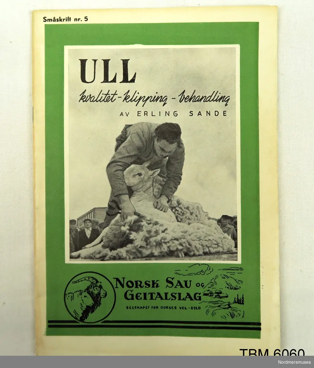 Illustrert hefte utgitt av Dahl, Mathisen & Co, Oslo. Skrive av Erling Sande. Fortel om korleis ull skal behandlast.
Utapå bilete av ein mann som klippar ein sau.