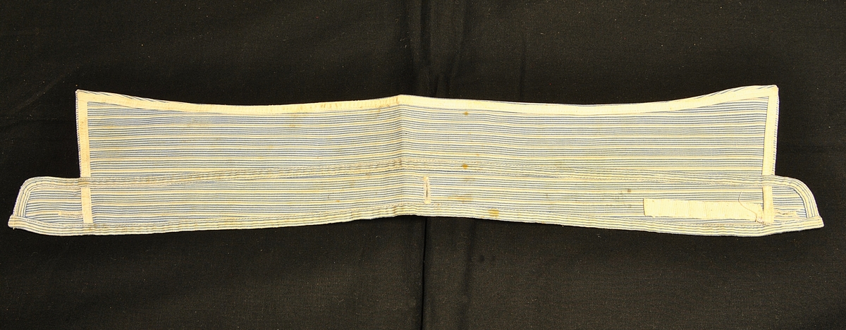 Løs skjortekrage med knappehull til å feste på skjorten.