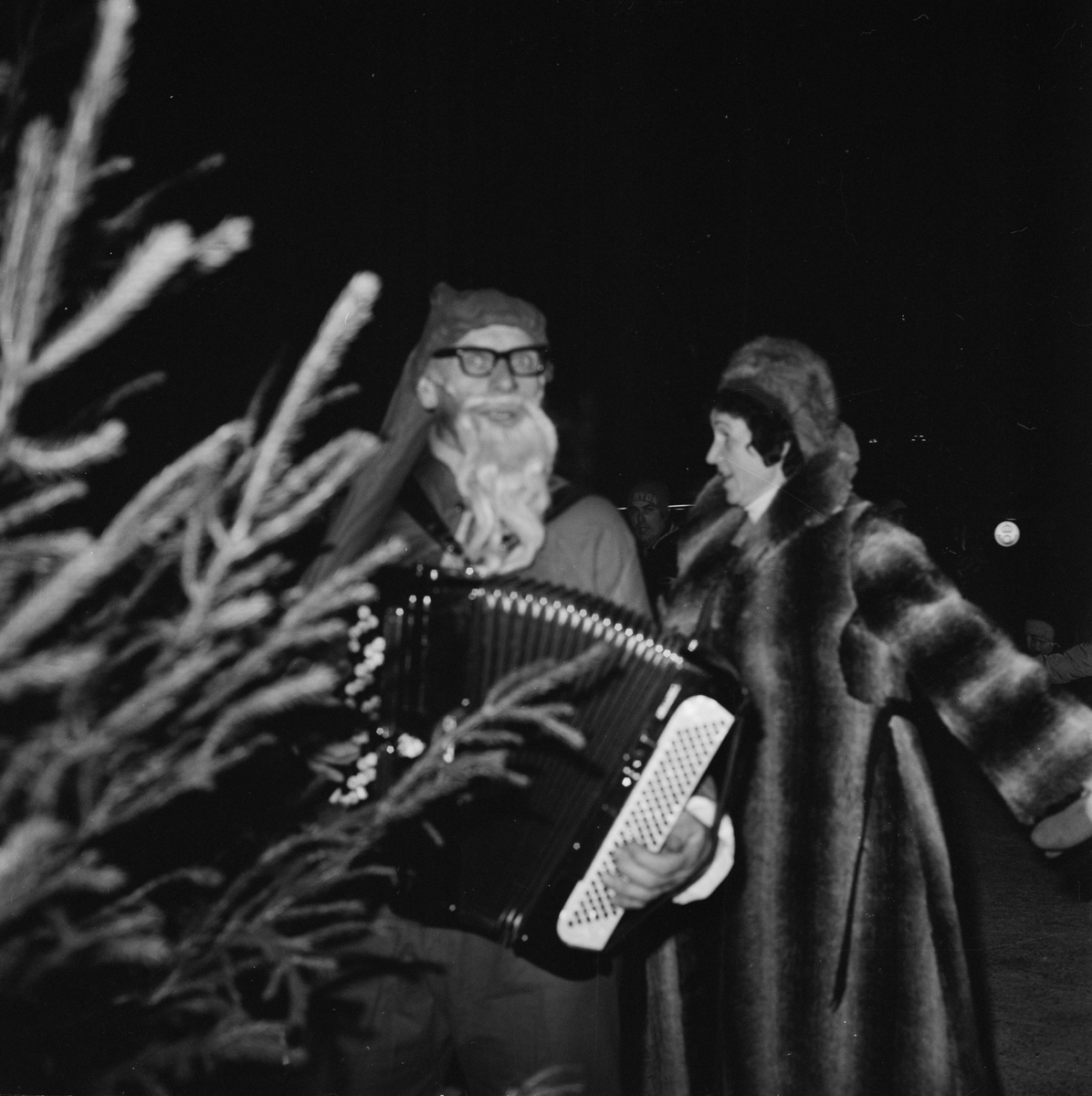 Julmässa på Skärplinge torg, Österlövsta socken, Uppland, december 1979