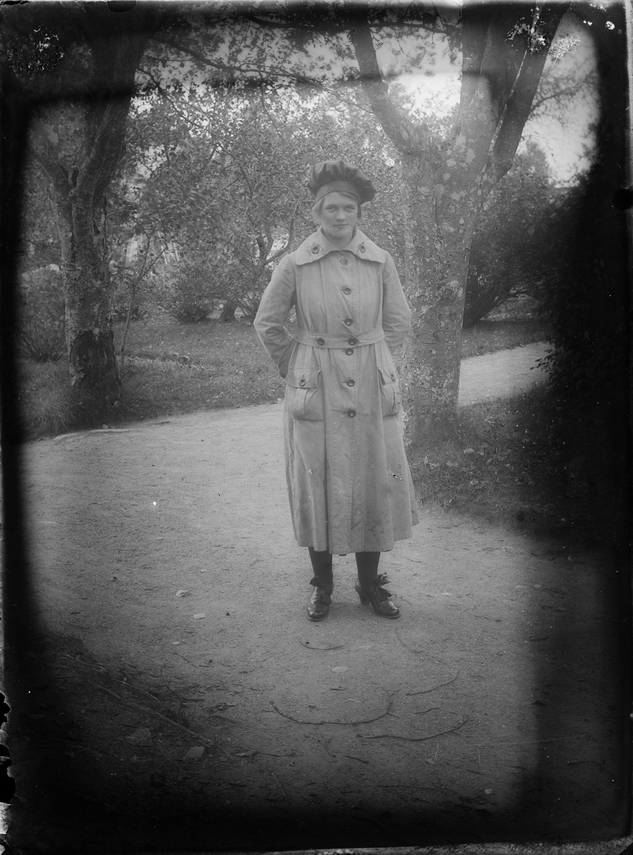 Kvinna i trädgård, Alunda, Uppland