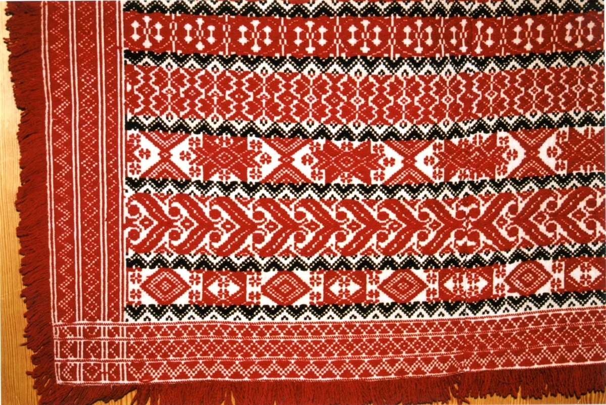 Kristnaåkle i skillbragd. Brukes rundt barnet på dåpsdagen.

Tilstand: Meget god.