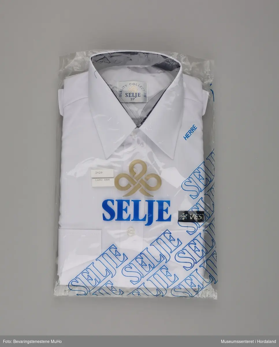 Kvit herreskjorte - uniform til Vest Trafikk - produsert ved Selje Skjortefabrikk. Uopna skjorte i plastemballasje.