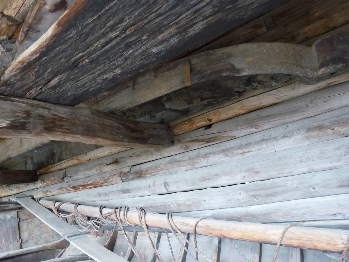 Arbeidet av en stor tømmerstokk. Rette sider og flat bunn. (rektangulært tverrsnitt). Sidene ca. 1'' tykke. I for- og akterstavnen som får tverrsnitt, står temmelig meget igjen av stammen. Bakstavnen som er rett avhugget er ca. 4,5'' tykk. Forstavnen smalner fremover.