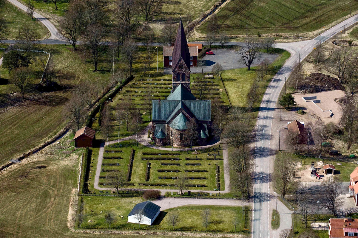 Flygfoto över Lommaryds kyrka i Aneby kommun.