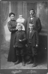 Visittkort av en familie i Vardø rundt 1900. Vi vet ikke nav