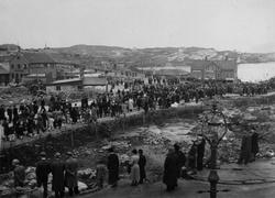 17.mai 1945, Kaibakken. Den gamle Loennechengården. Klippfis