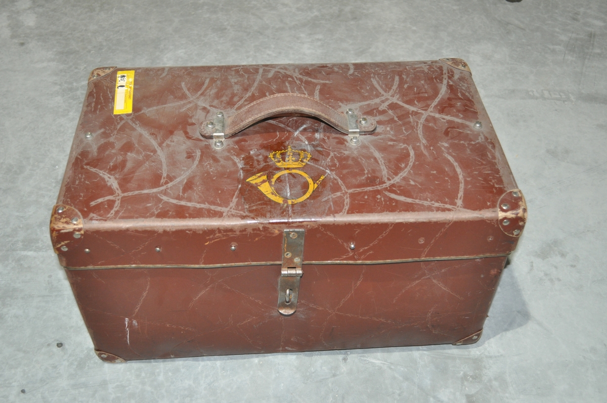 Beredskapskoffert for Postgiro Låsbar. Innhold i tilfelle krig.
Innhold:
1. Instruks for kontohavere
2. Instruks for postkontorer
3. Melding til postgirokontohavere
4. Innkortmelding, bl. 603
5. Utbetalingskort, bl. 570 B.
6. Gireringskort bl. 565 B
7. ..... bl. 784