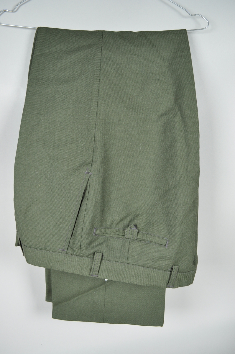 Sommeruniform, dame. Grønn. Jakke og bukse.
Bukse størrelse: 40
Jakke     "        : 42
