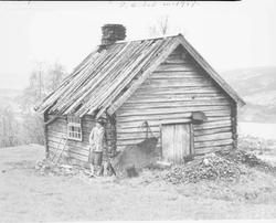 Repro: Gammelt hus på Halvorstugua, N.Ål, Lillehammer. Kvinn
