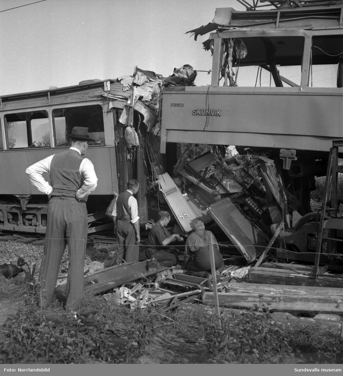 En morgon i slutet av augusti 1949 frontalkrockade två spårvagnar vid Tunadal. Olyckan ska ha orsakats av en missuppfattad order i samband med att en av vagnarna fått problem med strömförsörjningen. 22 personer fördes till sjukhus, varav två med allvarliga skador.