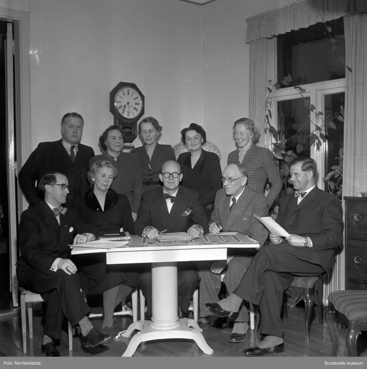 Styrelsen för Sundsvalls barnhem 1951. Gruppfoto med fem kvinnor och fem män.