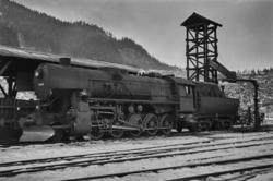 Damplokomotiv type 63a nr. 5844 ved kulldepotet på Støren st