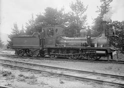 Ringebu. Lokomotivfører E. Galaasen med lokomotiv nr 17