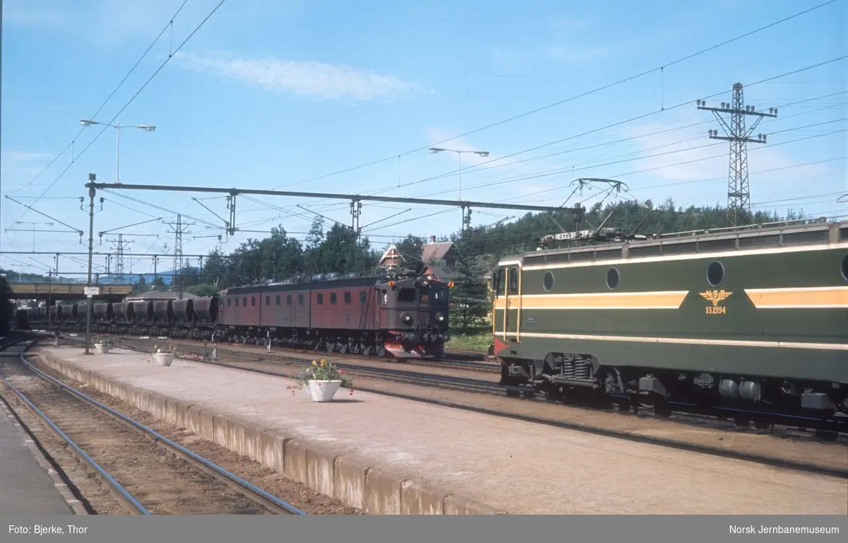 Malmtog 8927 trukket av Dm3 1221, 1240 og 1222 ankommer Narvik stasjon, hvor lokomotiv El 15 2194 venter