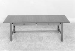 Salongbord med skuffer for oppbevaring.