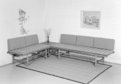 Sofabenk og hjørnebord.