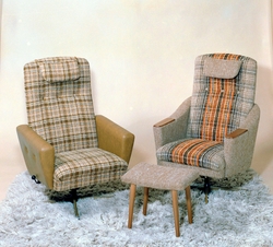 Lenestol/ svingstol med regulerbar rygg. Fotskammel.