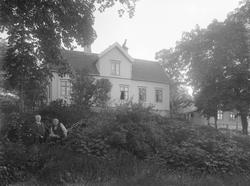 Brødrene Elias Denis og Iver Mogstad utenfor sitt hjem i Ste