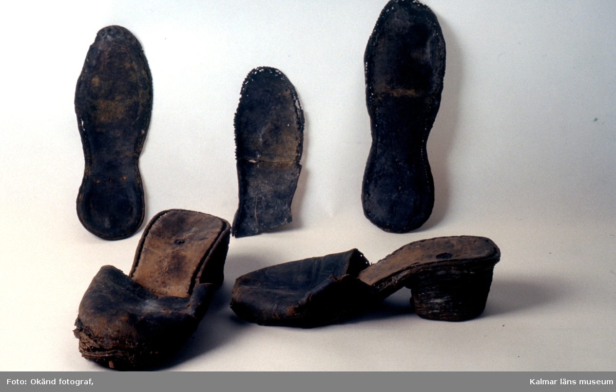 Fotot visar skor som hittats på Kronan.