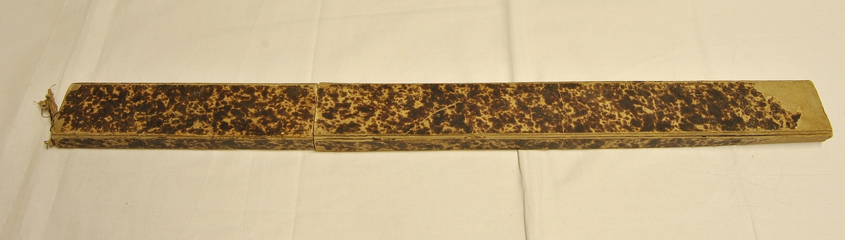 Rektangulær eske som inneholder mange målebånd.