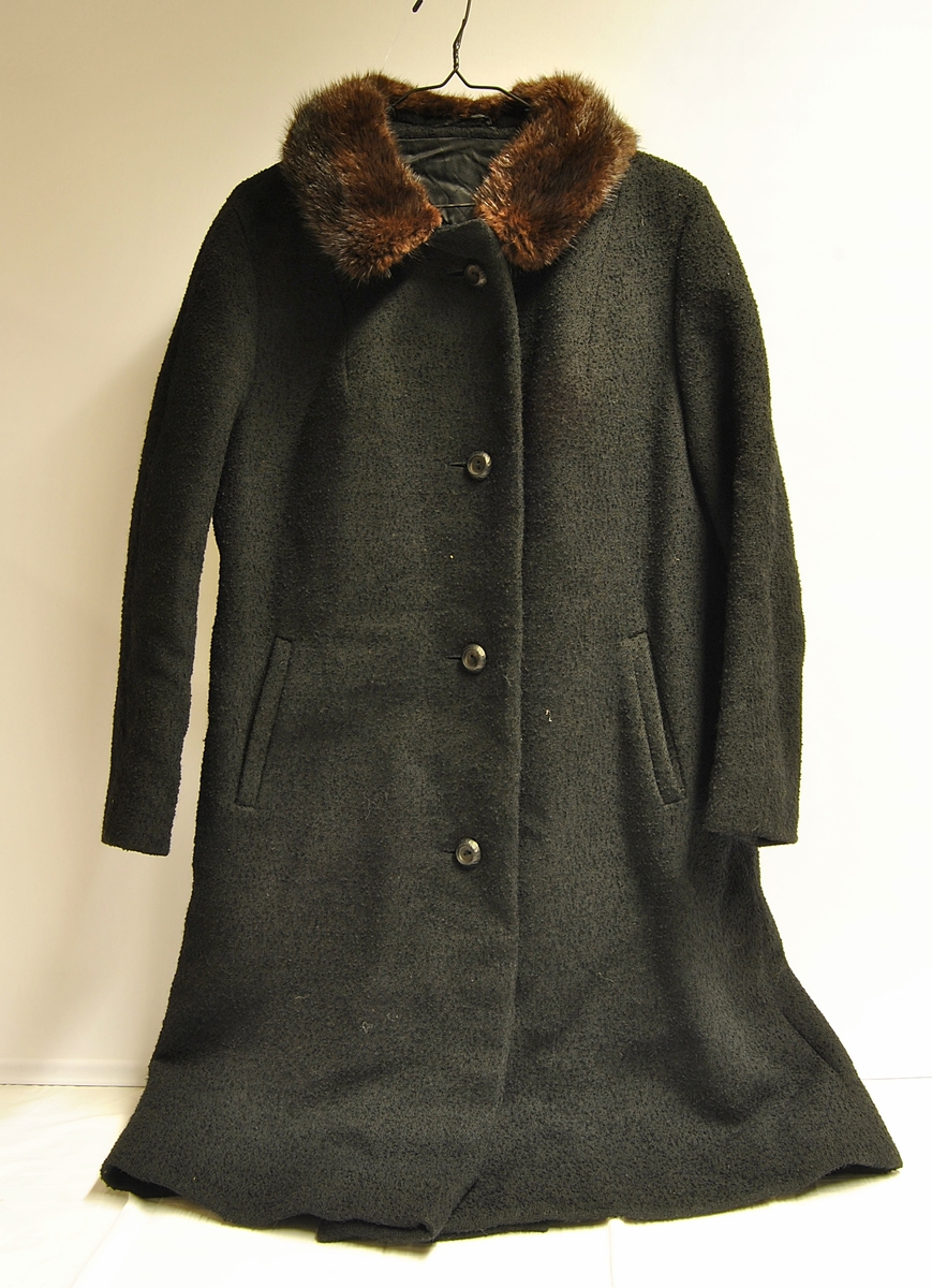 Rektangulær i formen. Pelskrage.