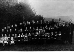 Gruppebilde, skoleelever med lærere