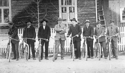Menn med sykler. Fra. v. Kirkebakk, Glåmos, Johan Berg, Anna