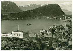 Ålesund sett fra Aksla mot vest. Fjellstua med heishuset lit