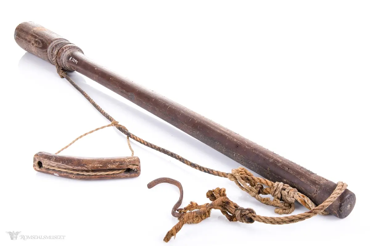 Klubbeformet vekt med handtak av tre med tau og jernkrok.