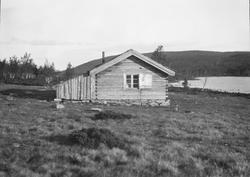 Ringebu. Bu ved Langtjønnet, som ligger mellom Skardfjell og
