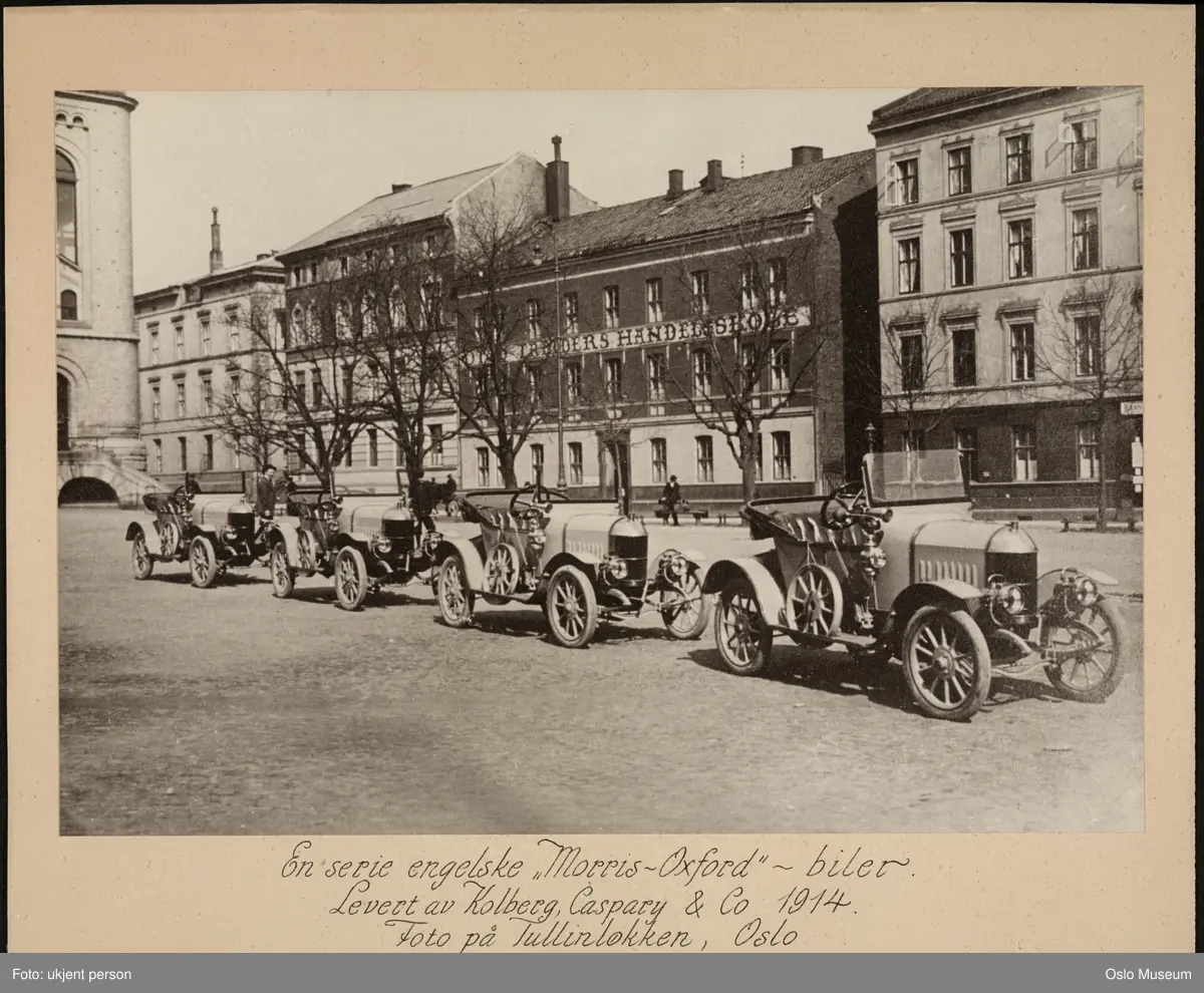 oppstilling av biler, engelske "Morris-Oxford" levert av Kolberg, Caspary & Co., bygårder, Otto Treiders handelsskole