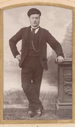 Studioportrett av en mann.