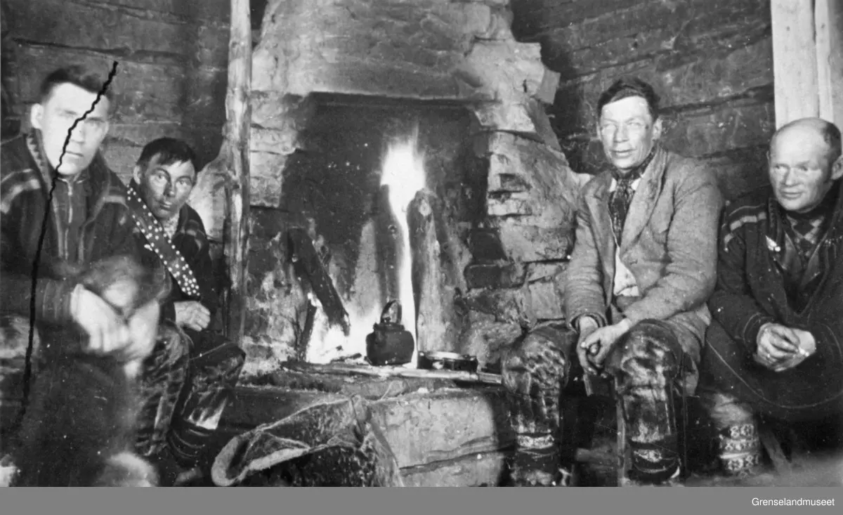 Oskar Paulsen, Ole A. Magga, Ole Johnsen og John Hivand fotografert foran peisen, Pakkanajoki, Munkefjord, Sør-Varanger like før krigen.