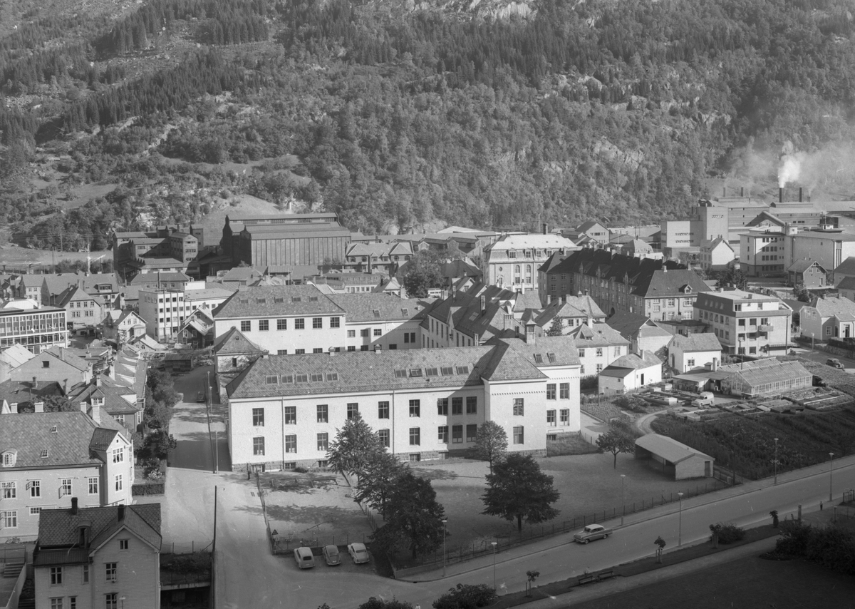 Oversikt Odda sentrum, Odda barneskule, Breistein gartneri, Ohmsgården, Murboligen, Folkets Hus, Odda Rådhus, Odda smelteverk, Motippen, Bakkegata, Lothegården, bil, gate, fabrikkrøyk,