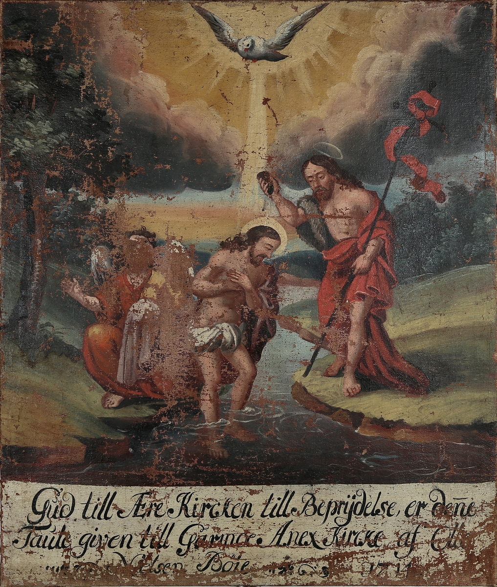 Jesu dåp med Johannes døperen til høyre, og en engel på vestre side. En due i overkant. Tekstfelt under motivet.