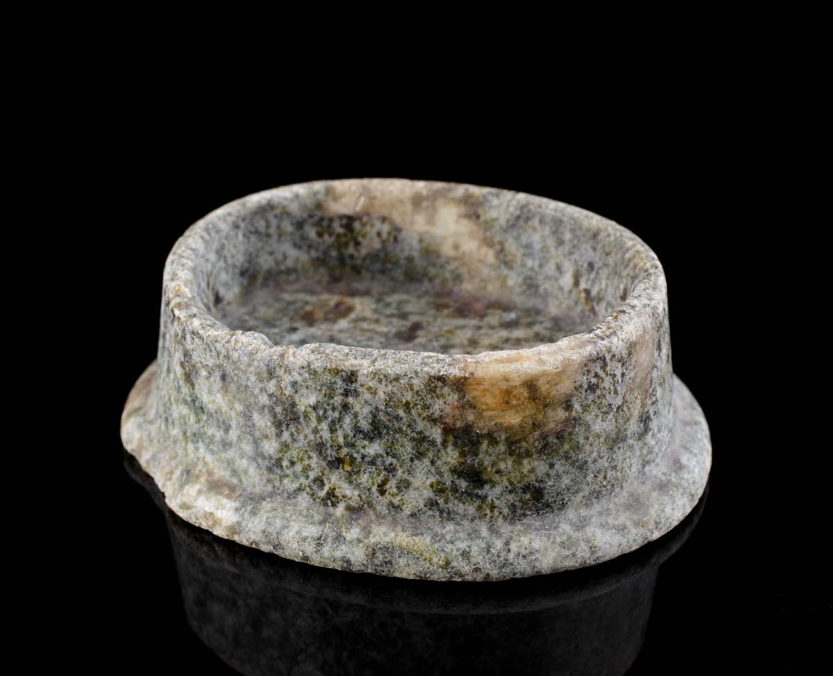 Saltkar av marmor.
Oval modell av grågrön marmor (Kolmårdsmarmor?).