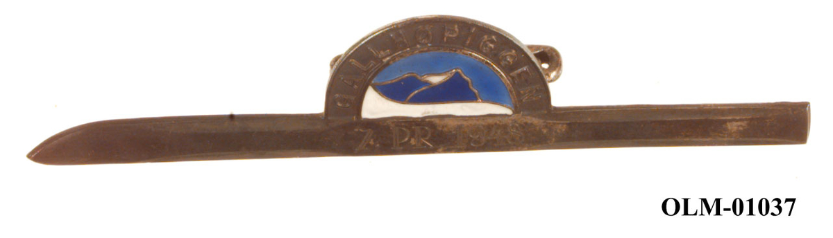 Inneholder 101 merker, pins og  medaljer.
Guttorm Berge tok tilbake samlingen 21.mai 1996.-notert i aksesjonsboken.