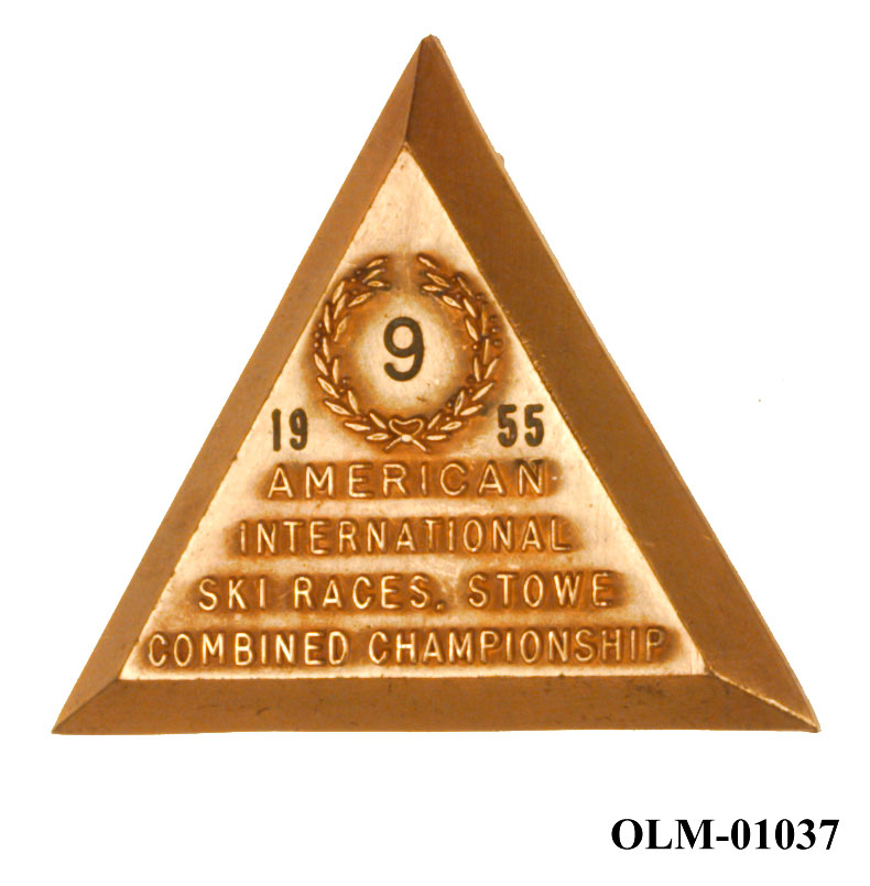 Inneholder 101 merker, pins og  medaljer.
Guttorm Berge tok tilbake samlingen 21.mai 1996.-notert i aksesjonsboken.